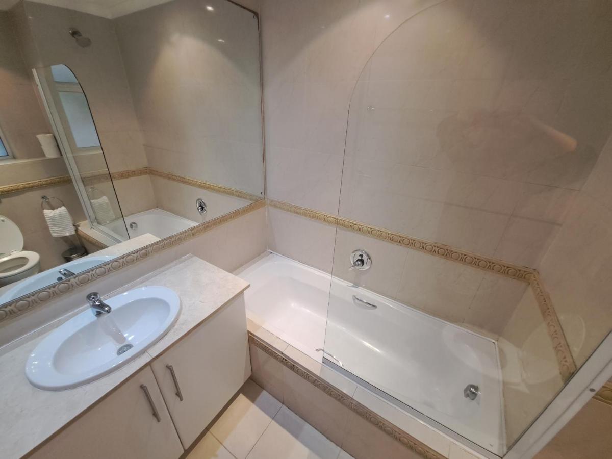 3 Bedroom Sea Facing Family Apartment Cape Town Moullie Point מראה חיצוני תמונה
